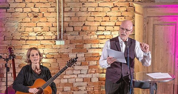 Rudolf Guckelsberger und Barbara Gräsle bei ihrem Auftritt im Eiskeller.