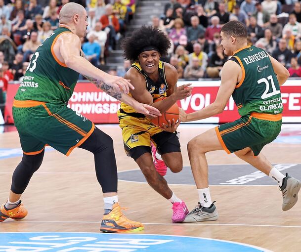 Zurück auf dem Parkett – allerdings nur für 15 Minuten: Stef Smith (Mitte) quetscht sich an Maik Zirbes (l.) und Evans Rapieque vorbei.