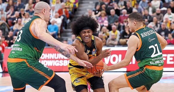 Zurück auf dem Parkett – allerdings nur für 15 Minuten: Stef Smith (Mitte) quetscht sich an Maik Zirbes (l.) und Evans Rapieque vorbei.