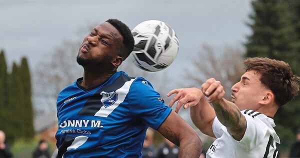Onesi Kuengienda (links) im Kopfballduell mit Essingens Erman Kilic.