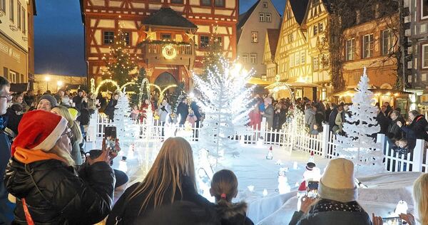 Das Weihnachtswunderland vor dem Rathaus zieht viele Schaulustige an.