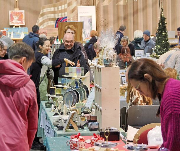 In der Stadthalle Alte Kelter hat ein Kunsthandwerkermarkt stattgefunden.