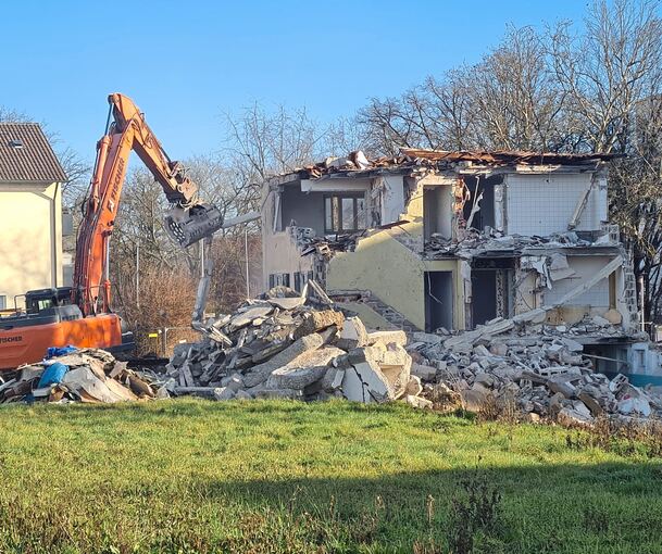Dieser halbe Wohnblock blieb noch länger stehen, jetzt ist er Geschichte: Am Montag nahm der Bagger das Haus auseinander.
