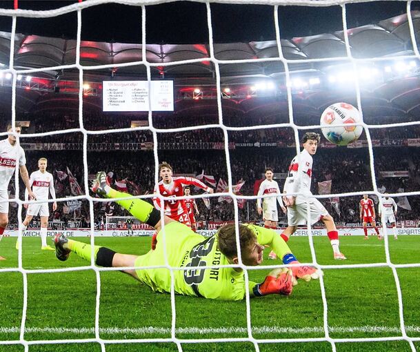 Da nimmt das Unheil seinen Lauf: Alexander Nübel flutscht der Ball aus den Händen zum 0:3 ins Tor.