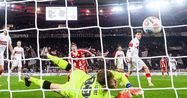 Da nimmt das Unheil seinen Lauf: Alexander Nübel flutscht der Ball aus den Händen zum 0:3 ins Tor.