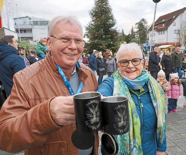 Anstoßen mit Glühwein wie hier in Tamm gehört dazu. Anstoßen mit Glühwein wie hier in Tamm gehört dazu.