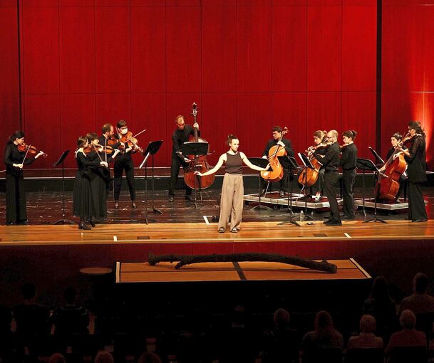 Die Süddeutsche Kammersinfonie Bietigheim, begleitet von Leonie Stöckle mit einer tänzerischen Darbietung.