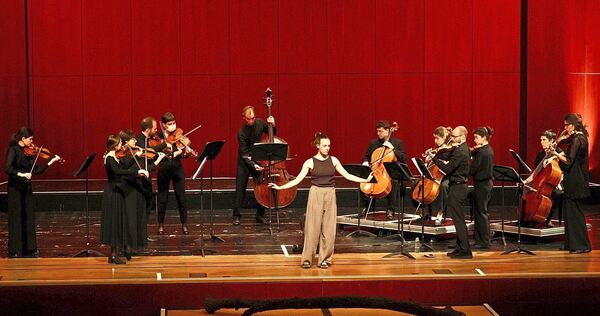 Die Süddeutsche Kammersinfonie Bietigheim, begleitet von Leonie Stöckle mit einer tänzerischen Darbietung.