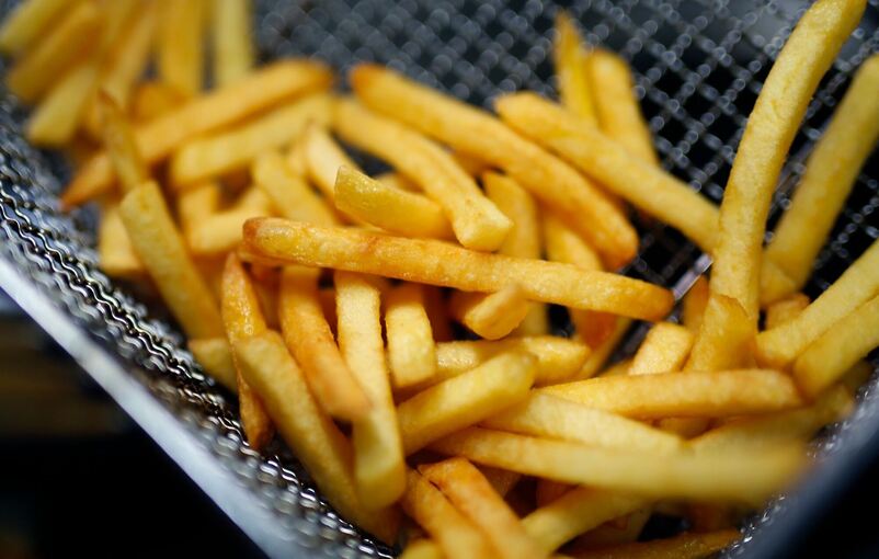 Pommes in der Fritteuse Pommes in der Fritteuse