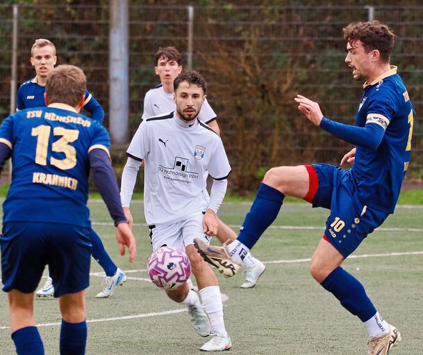 Der TSV Heimsheim (in Blau) unterliegt im Spiel gegen die Spvvg Besigheim.
