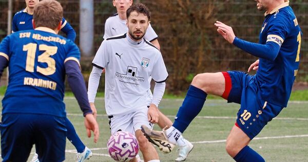 Der TSV Heimsheim (in Blau) unterliegt im Spiel gegen die Spvvg Besigheim.