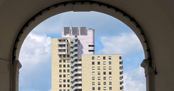 Unbekannte-werfen-Steine-vom-Marstall-Center-auf-Autos