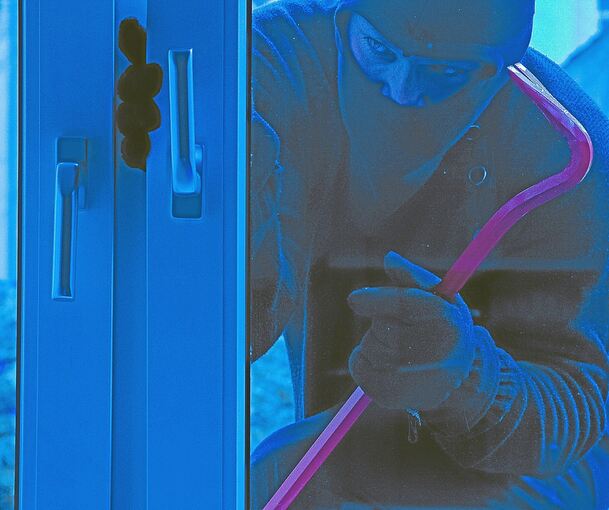 Ein Einbrecher gelangten über gekippte Fenster in die Räumlichkeiten. Ein Einbrecher gelangten über gekippte Fenster in die Räumlichkeiten.
