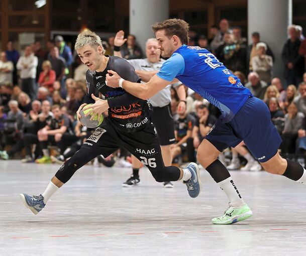 Florian von Gruchalla (Habo, links) zieht an Robin Pech vorbei.