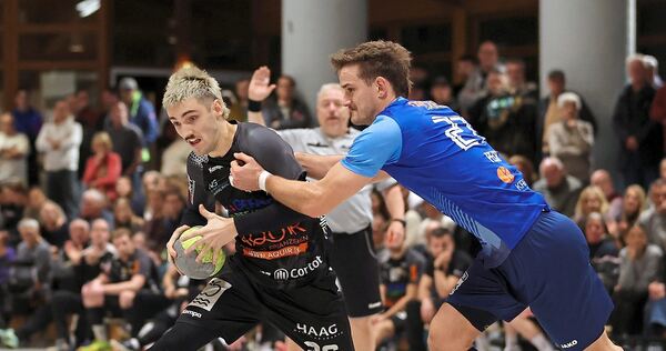 Christof Ziegler (Habo, links) zieht an Robin Pech vorbei.