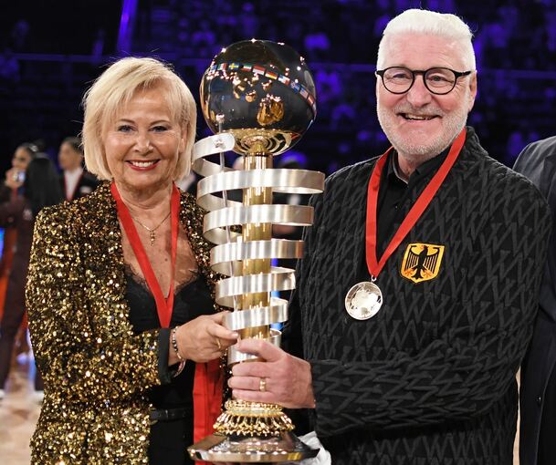 Der letzte Pokal einer Ära: Dagmar und Norman Beck nach dem WM-Silber in Braunschweig.