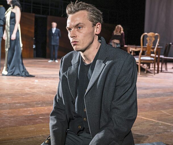 Franz Pätzold als Hamlet in der Inszenierung von Burkhard C. Kosminski am Schauspiel Stuttgart.