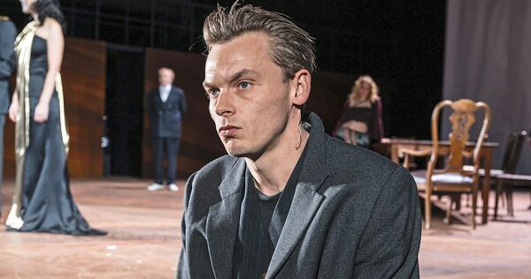 Franz Pätzold als Hamlet in der Inszenierung von Burkhard C. Kosminski am Schauspiel Stuttgart.