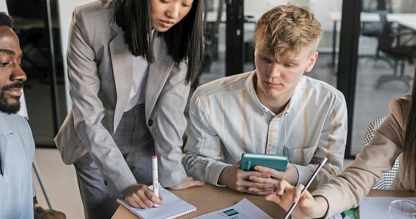 Heute schon an morgen denken: Fehlen Spezialisten auf dem Arbeitsmarkt, kann es zu Schwierigkeiten kommen. Maßnahmen des Ministeriums sollen helfen.