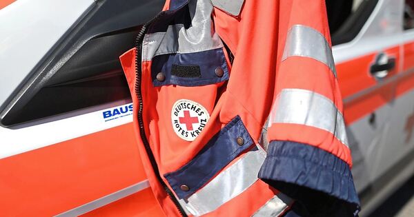 Ohne-Handbremse-abgestellt-Auto-rollt-in-Bietigheim-Bissingen-los-und-klemmt-Fahrer-ein