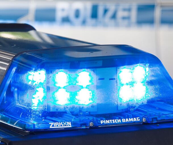 Die Polizei prüft, ob durch die Feuerwerkskörper ein Schaden entstanden ist. Die Polizei prüft, ob durch die Feuerwerkskörper ein Schaden entstanden ist.