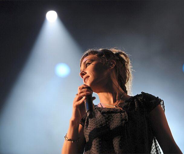 Starke Show: Die französische Sängerin Zaz, hier bei einem früheren Auftritt. Vom Ludwigsburger Konzert gibt es wegen nicht aktzeptabler rechtlicher Fotobedingungen kein Bild.