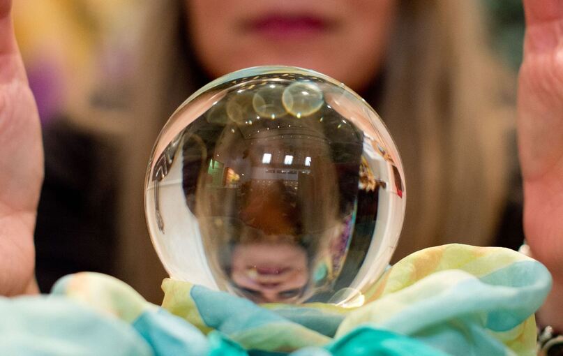 Wahrsagerin mit Kristallkugel