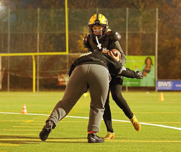 Null Grad, voller Körperkontakt: Die Frauen beweisen sich im Training mit den Männern.