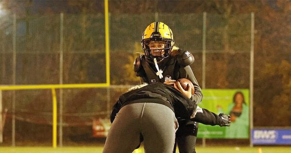 Null Grad, voller Körperkontakt: Die Frauen beweisen sich im Training mit den Männern.