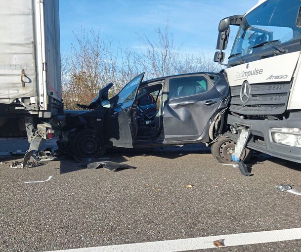 Der Seat wurde zwischen zwei Lkw eingeklemmt.