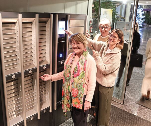 Das neue Abholterminal: Wie es funktioniert, demonstrieren die Leiterin des Bürgerservices Susanne Bartmann (Mitte), Bürgermeisterin Martina Koch-Haßdenteufel und Ordnungsamtschef Michael Siegel.