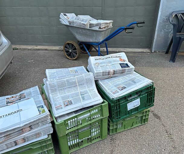 Im Tierheim werden die Zeitungen ausgeladen.