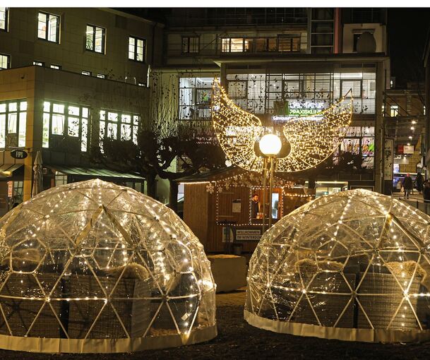 Bei Einbruch der Dunkelheit entfaltet das Winterdorf auf dem Solitudeplatz seinen ganz besonderen Zauber.