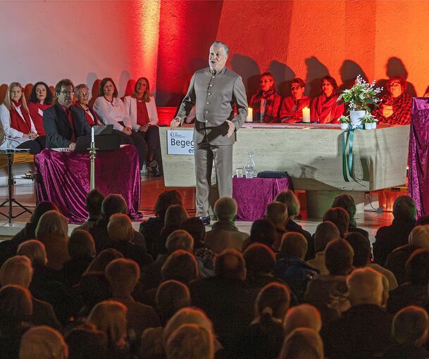 Marc Marshall beim Konzert in der Martinskirche. Im Hintergrund die Sänger der Chorbühne Kornwestheim.