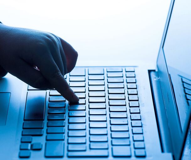 Über Chat-Apps und Gaming-Plattformen erschleichen sich pädokriminelle Online-Netzwerke wie „764“ das Vertrauen von Kindern und Jugendlichen.