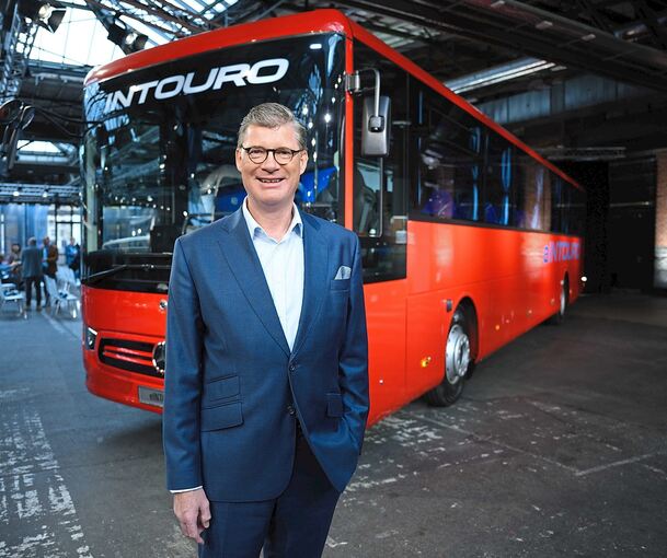 Hat kürzlich den neuen, elektrisch betriebenen Überlandbus „eIntouro“ vorgestellt: Till Oberwörder, Vorstandsvorsitzender von Daimler Buses.
