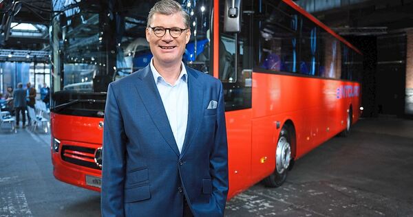 Hat kürzlich den neuen, elektrisch betriebenen Überlandbus „eIntouro“ vorgestellt: Till Oberwörder, Vorstandsvorsitzender von Daimler Buses.