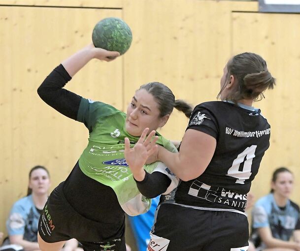 Konsequent in Abwehr und Angriff: Paula Bitsch von der HSG Strohgäu. Foto: Damir Cretni