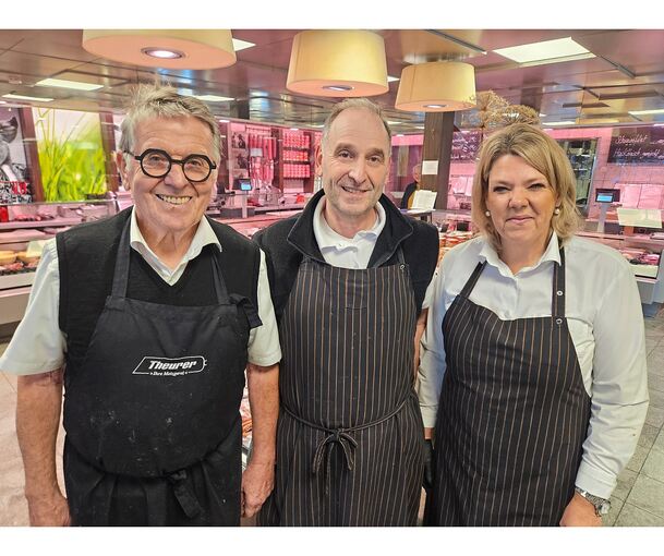 Fleischgenuss zu Weihnachten – dafür sorgen Metzgermeister Bernhard Theurer (links), Schwiegertochter Sabine Theurer, die für den Partyservice zuständig ist, und Ladenmeister Stefan Stark.