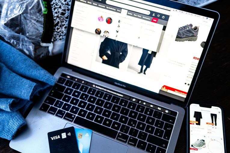 Verschiedene Online-Shops sind auf einem Laptop geöffnet Verschiedene Online-Shops sind auf einem Laptop geöffnet