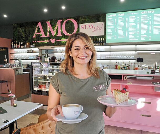 Marina Dos Santos im Café in der Beilsteiner Kelter. Im Sommer stehen hier Eisspezialitäten im Vordergrund, im Winter werden Frühstück, Kaffee und Kuchen serviert.