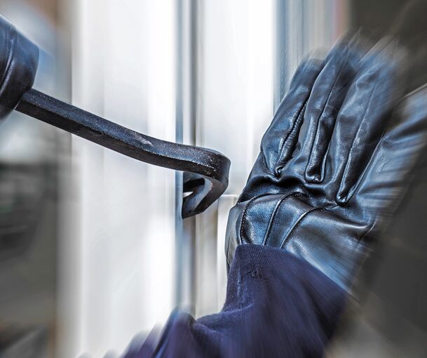 Die Einbrecher haben ein Fenster aufgehebelt. Die Einbrecher haben ein Fenster aufgehebelt.