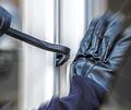 Die Einbrecher haben ein Fenster aufgehebelt.