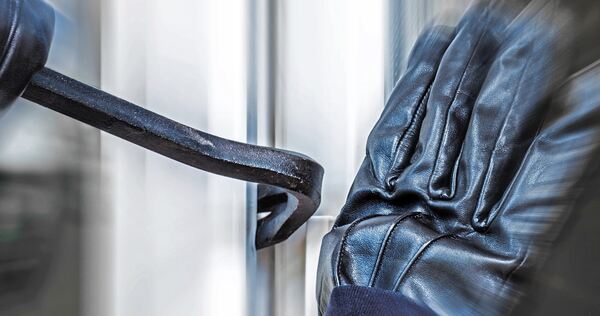 Die Einbrecher haben ein Fenster aufgehebelt.