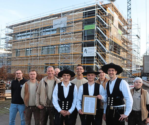 Passenderweise hatten die Zimmerleute und Holzbauer ihren Richtspruch in einen hölzernen Rahmen gesteckt.