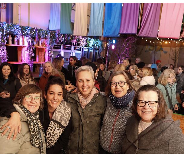 Das Bild zeigt (von links) die Mitarbeiterinnen der Kontaktstelle Frau und Beruf Stefanie Wolz, Irini Grigoriadou, Catherine Heinzelmann, Anke Wiest und die Erste Bürgermeisterin Renate Schmetz.
