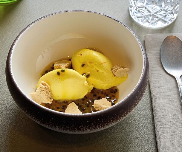 Safran-Mascarpone-Mousse mit Passionsfruchtsauce und Tonka-Shortbread.