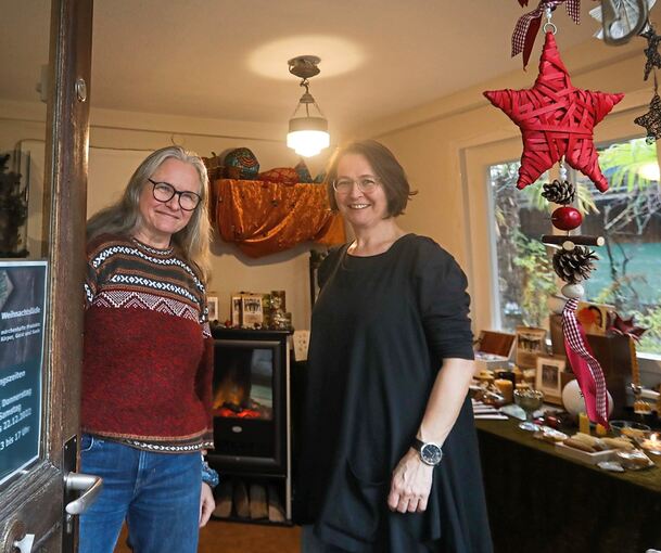Heike Hager (links) und Xenia Busam gehören zu dem kreativen Trio, das den kleinen Weihnachtsladen betreibt.