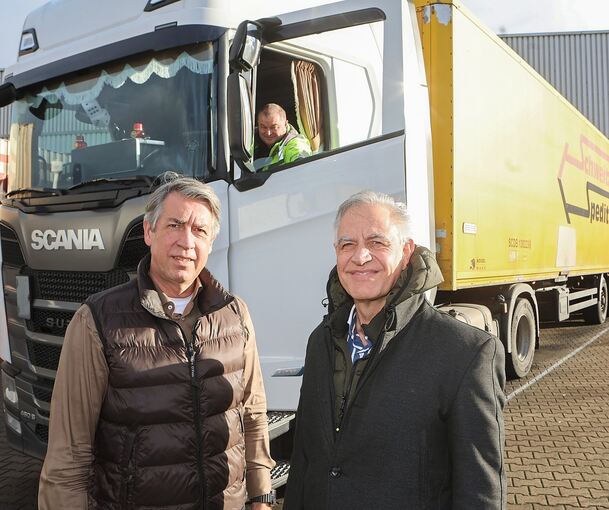 Axel (links) und Jens Schweitzer beklagen akuten Fahrermangel. Hinten legt Mitarbeiter Andreas Wolf gerade los. Einen wie ihn finden sie kaum noch.