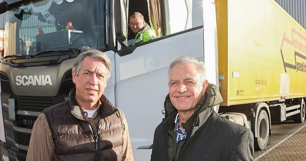 Axel (links) und Jens Schweitzer beklagen akuten Fahrermangel. Hinten legt Mitarbeiter Andreas Wolf gerade los. Einen wie ihn finden sie kaum noch.